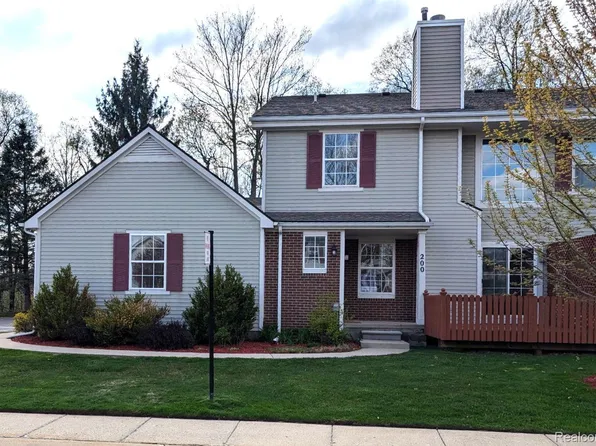 200 Barrington Cir, Lake Orion, MI 48360