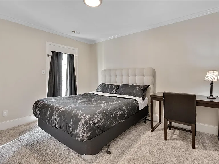 2225 Summit St #4 — Photo 14
