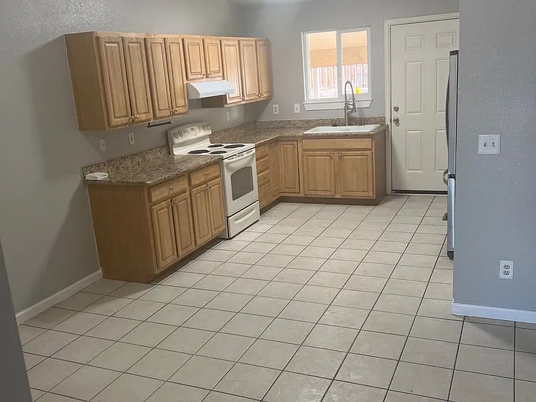 7370 Kearney St — Photo 3