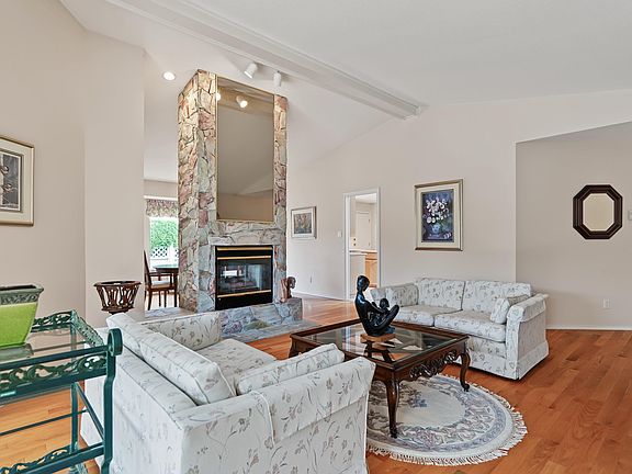 4th image of 16155 16a Ave