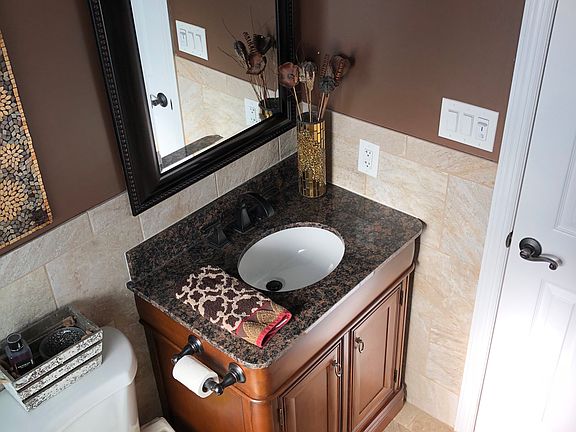 4th image of 14 Colonial Dr
