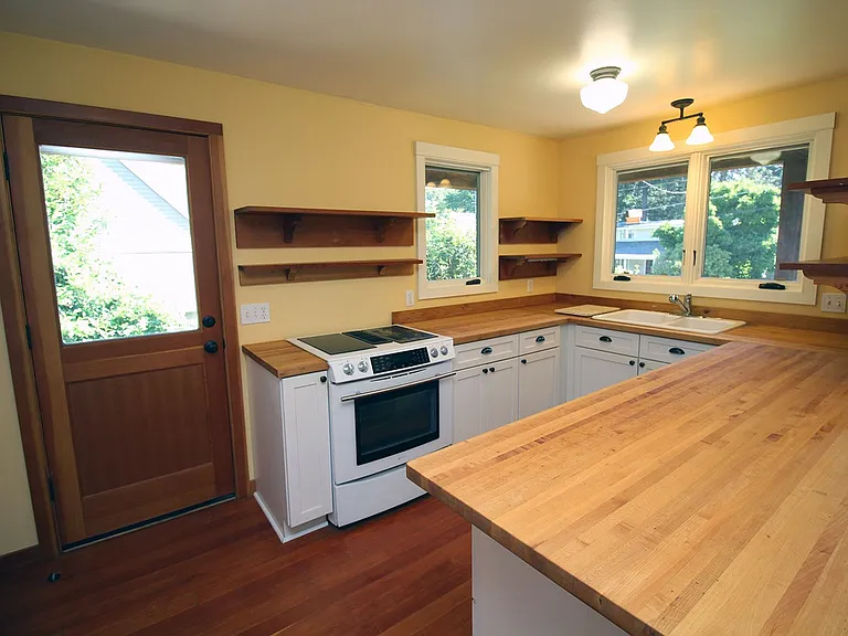 9233 SW Brier Pl — Photo 10
