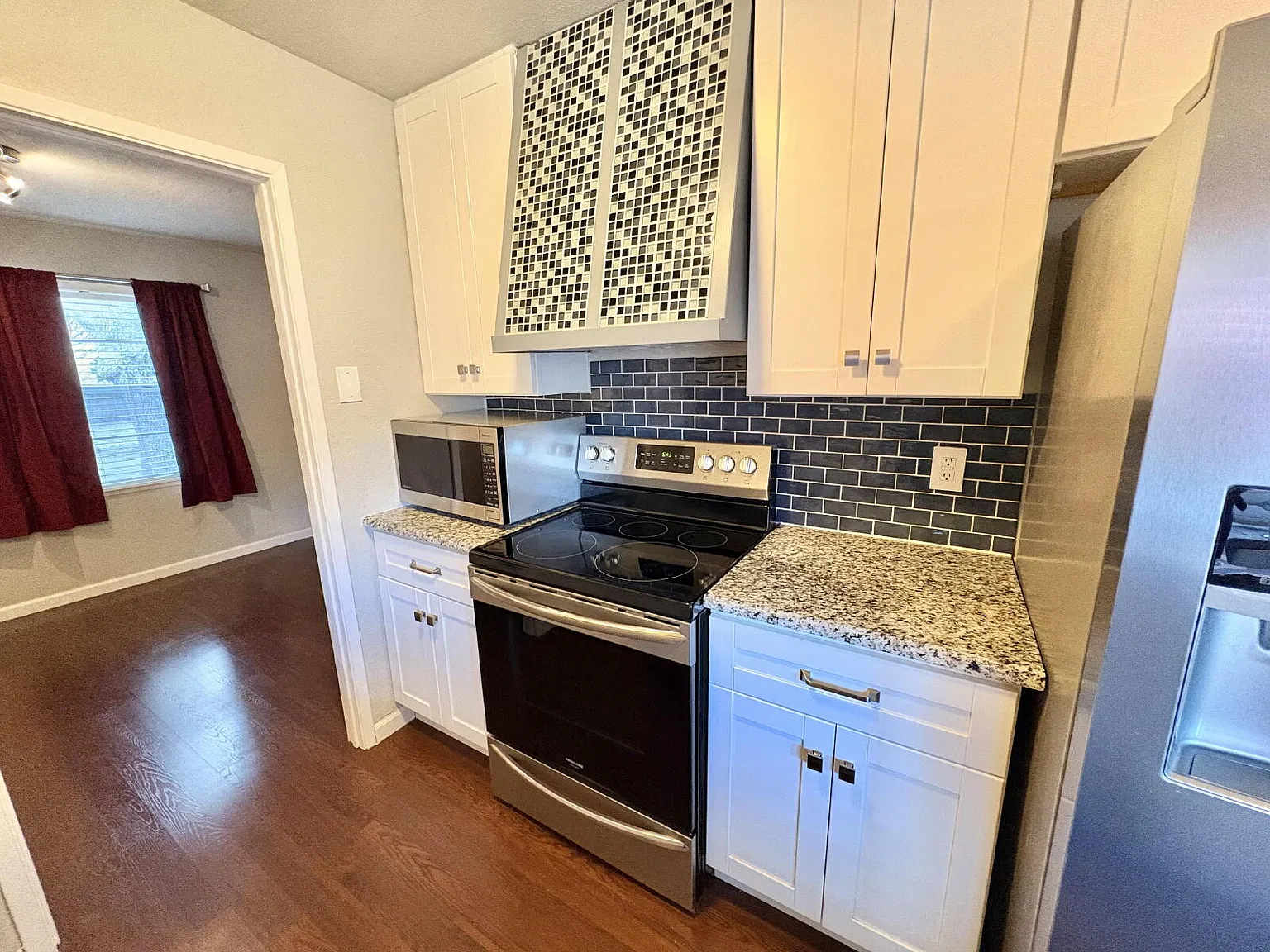3 bed, 2.0 bath, 2154 sqft, $2,300 — Photo 3
