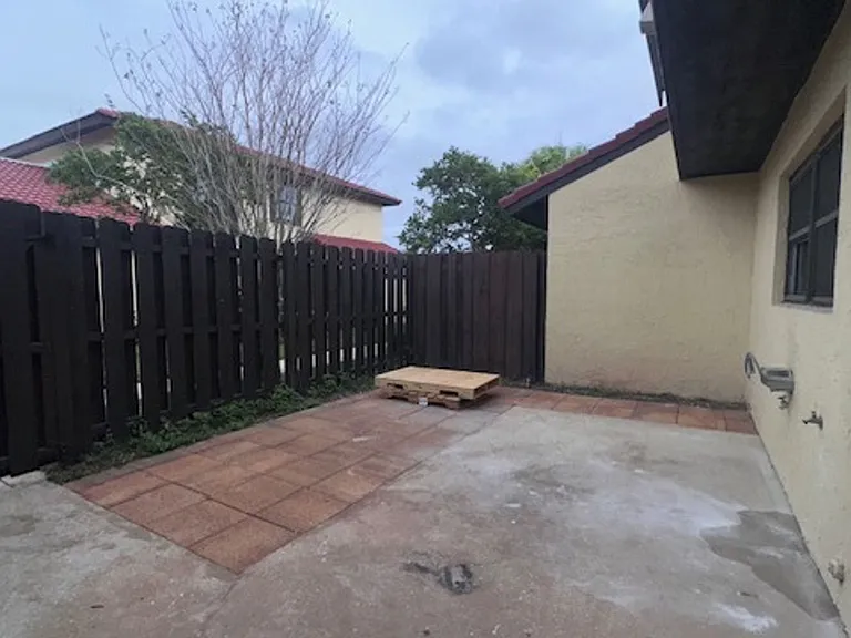507 Hunter Cir — Photo 8
