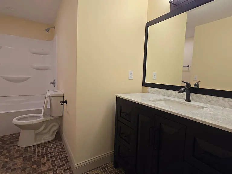 1416 E State St Apartments — Photo 8