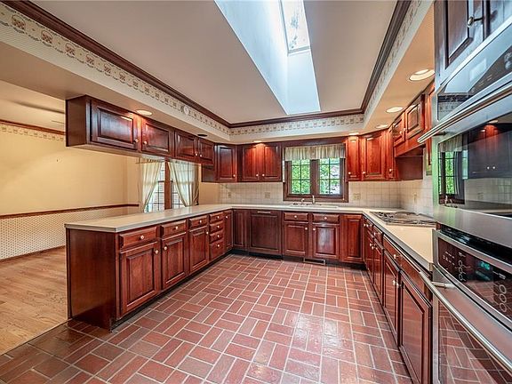 5th image of 4035 Croydon Dr NW