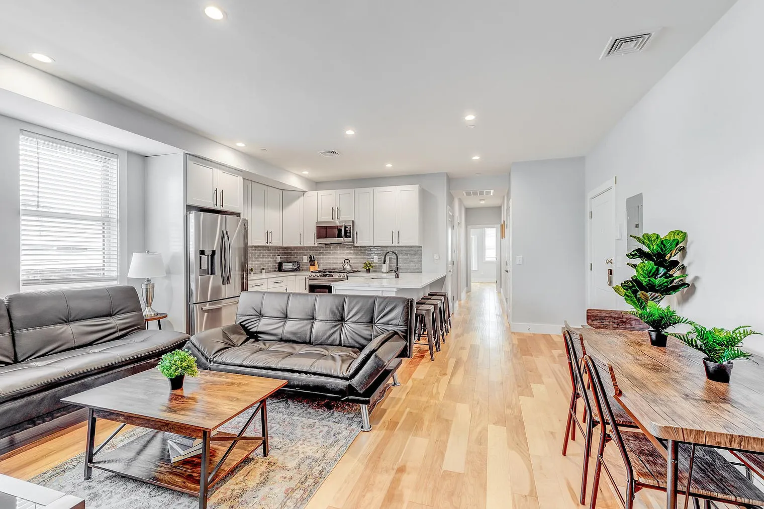 3 bed, 2.0 bath, 968 sqft, $3,142 — Photo 2
