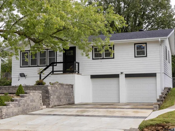 7343 Park Crest Dr, La Vista, NE 68128
