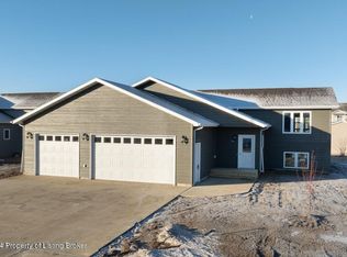 3218 Lyons Ave, Dickinson, ND 58601