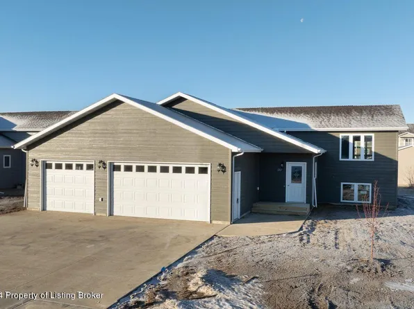 590 Highlands Ave, Dickinson, ND 58601