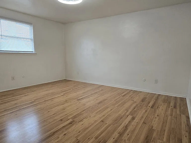 408 1st St #5 — Photo 5