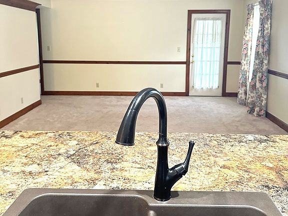 3rd image of 867 Arrowhead Dr