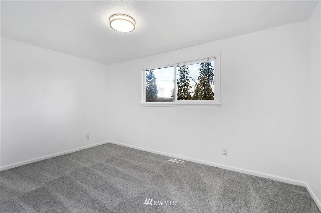 4 bed, 2060 sqft, $900 — Photo 4
