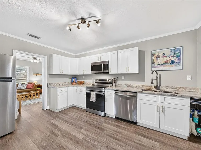 915 Dowd Ave — Photo 10