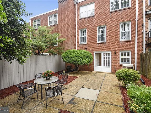 3rd image of 211 James Thurber Ct