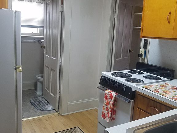 4th image of 210 1/2 S 36th St