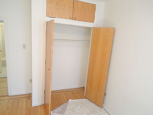 4th image of 29-06 Crescent St #4