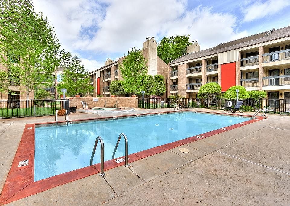 1st image of 600 NW 4th St APT 208