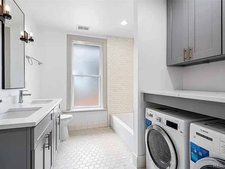 Washer/dryer in second full bath