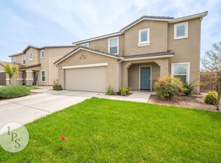 661 9th St, Sanger, CA 93657