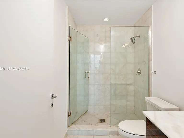 50 S Pointe Dr #2007 — Photo 43