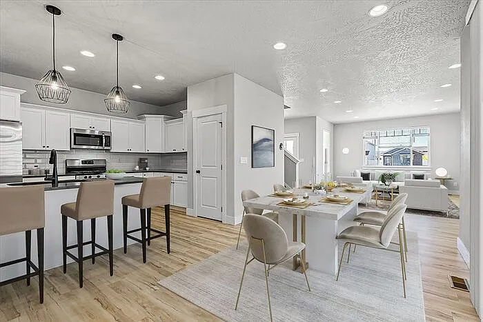 5 bed, 3.0 bath, 2279 sqft, $2,975 — Photo 4