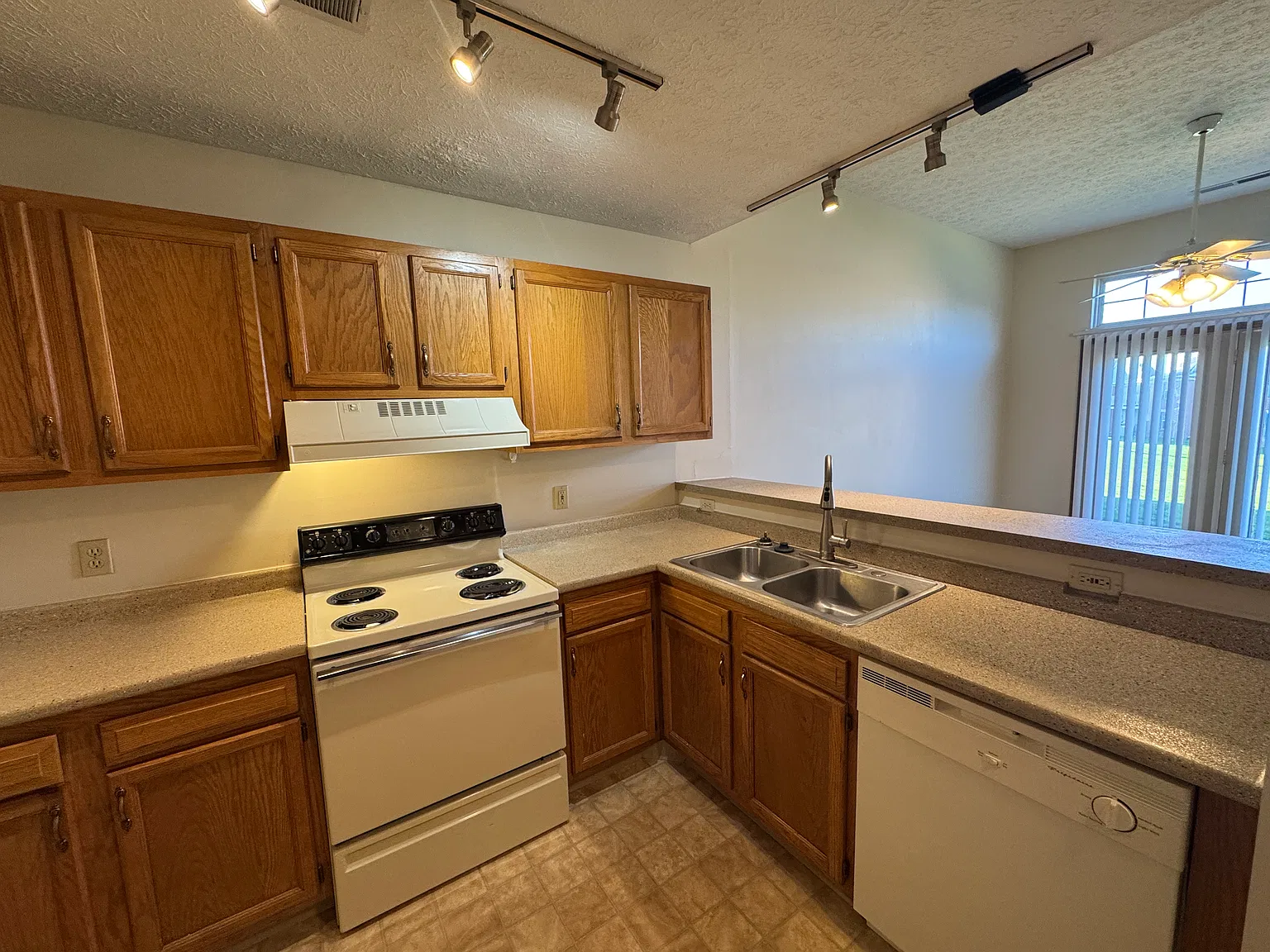 3 bed, $1,595 — Photo 4