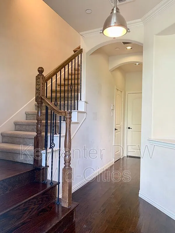 3 bed, 3.0 bath, 2042 sqft, $3,100 — Photo 2