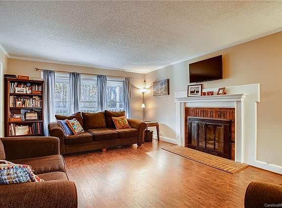 5th image of 2116 Surrey Ln
