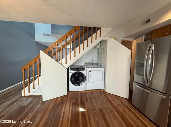 404 Ledgeview Park Dr, Louisville, KY 40206