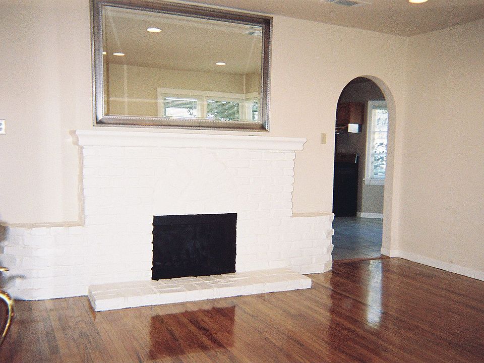 Living room/fireplace