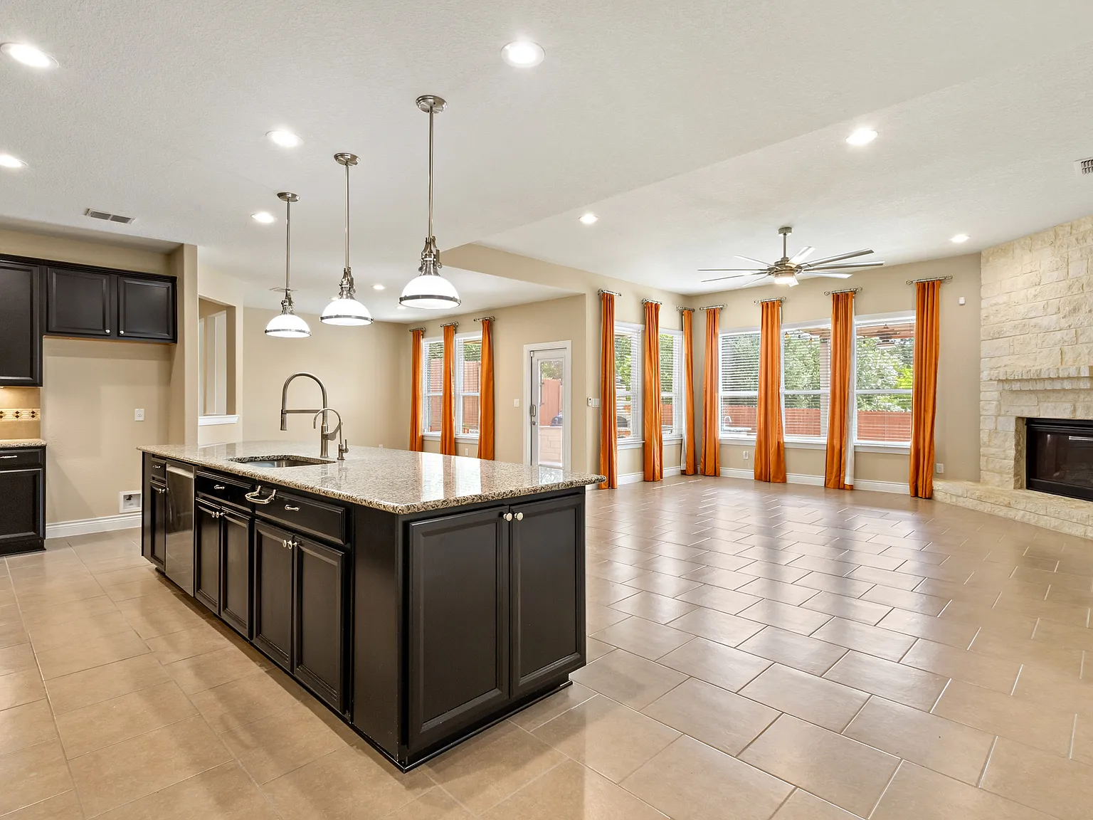 5 bed, 3.5 bath, 3625 sqft, $3,100 — Photo 4
