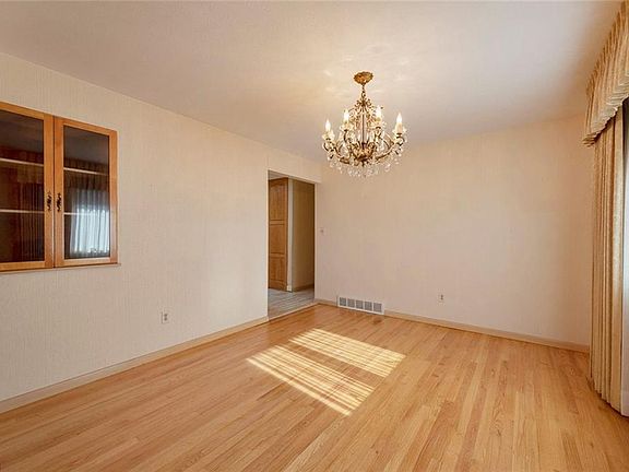 5th image of 781 E Dartmoor Ave