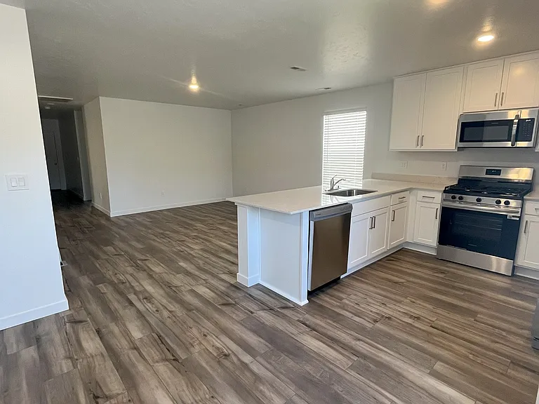 302 Persian Ave — Photo 6