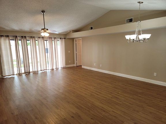 2nd image of 496 Holbrook Cir