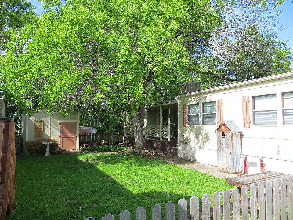 Fenced-in side yard. 