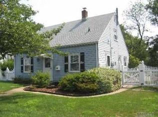 17 Saddle Ln, Levittown, NY 11756