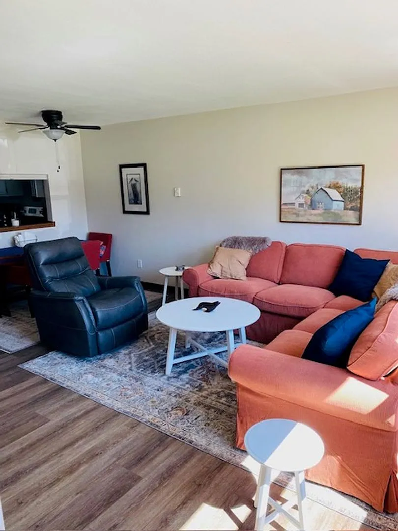 Furnished 2-Bedroom Condo For Rent September Through May — Photo 3