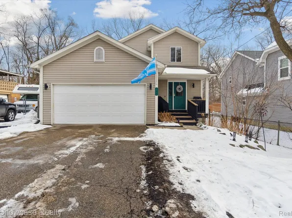 455 S Winding Dr, Waterford, MI 48328