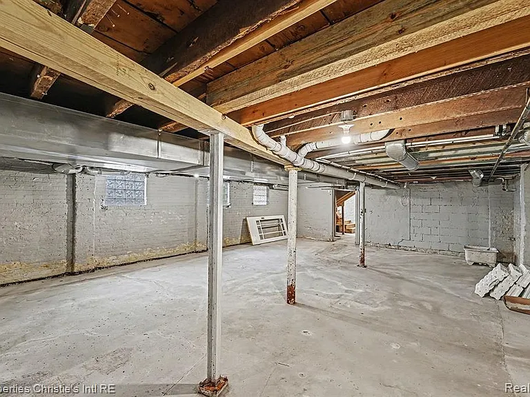 1463 Baldwin St — Photo 14