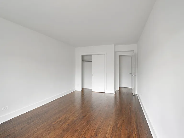 2160 Matthews Ave #7W — Photo 7