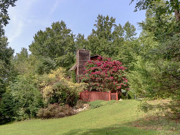 3rd image of 595 Claybanks Dr