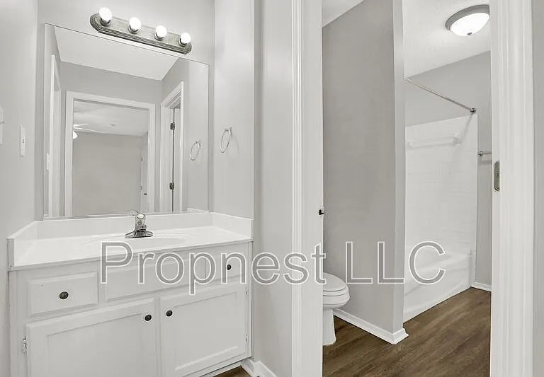817 Barrington Woods Cv — Photo 7
