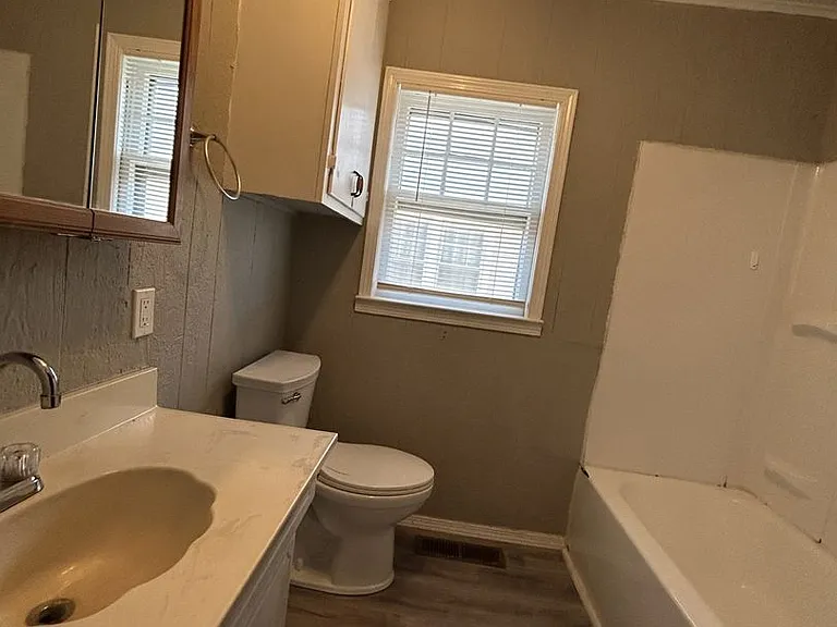 419 E Jackson St — Photo 6
