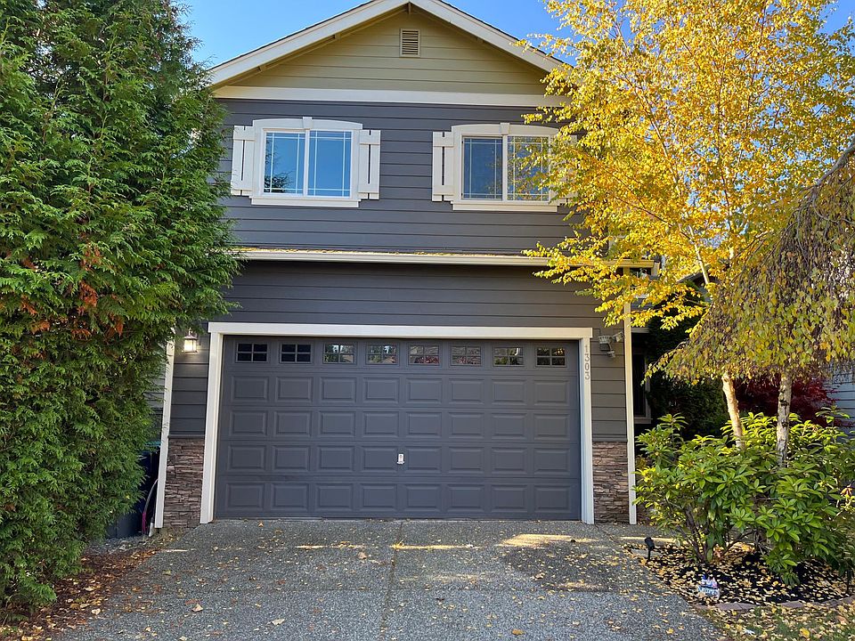 Front view of house in the fall