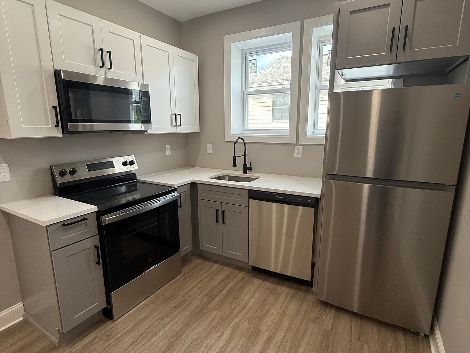 2 bed, 750 sqft, $2,400 — Photo 2