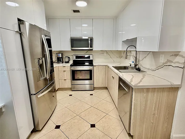 5744 SW 54th Ter — Photo 4