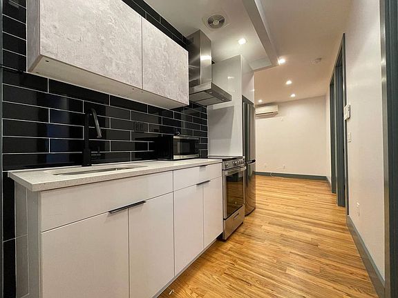 2nd image of 237 Montrose Ave #2Z