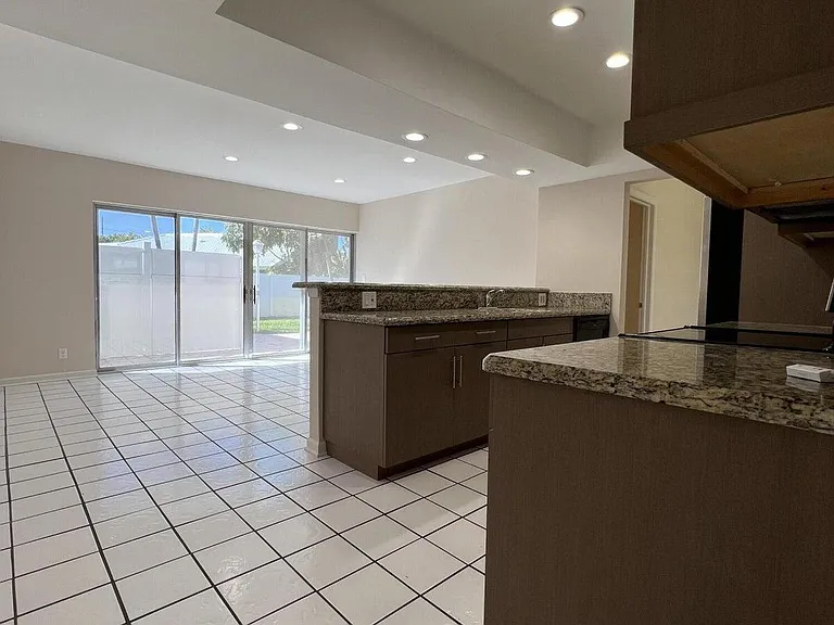 499 W Conference Dr — Photo 18