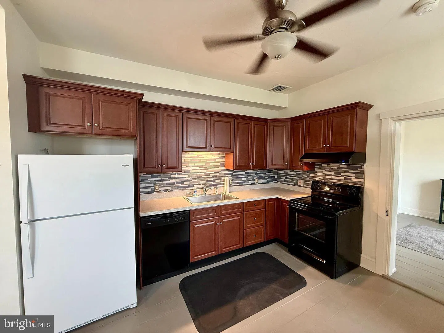 2 bed, 1.0 bath, 1050 sqft, $1,795 — Photo 2
